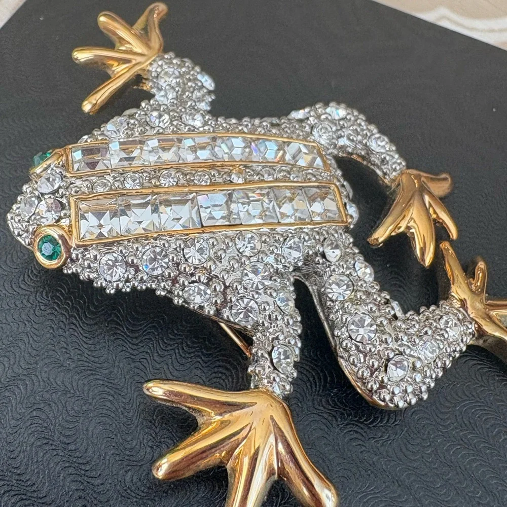 Kenneth Jay Lane frog brooch rhinestone gold tone new KJL - Picture 4 of 16